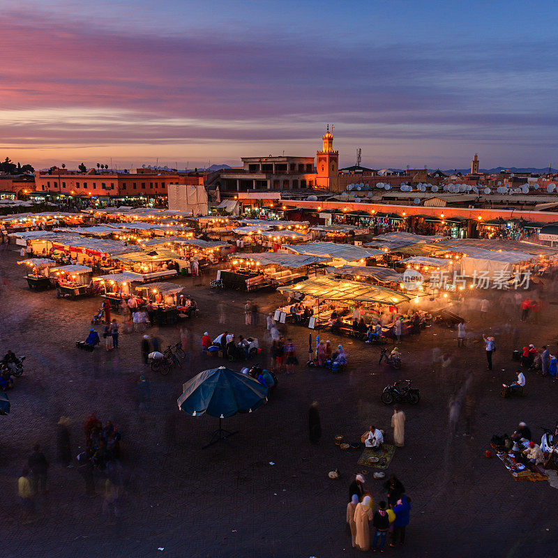 摩洛哥马拉喀什Djemaa el Fna广场的夜景。